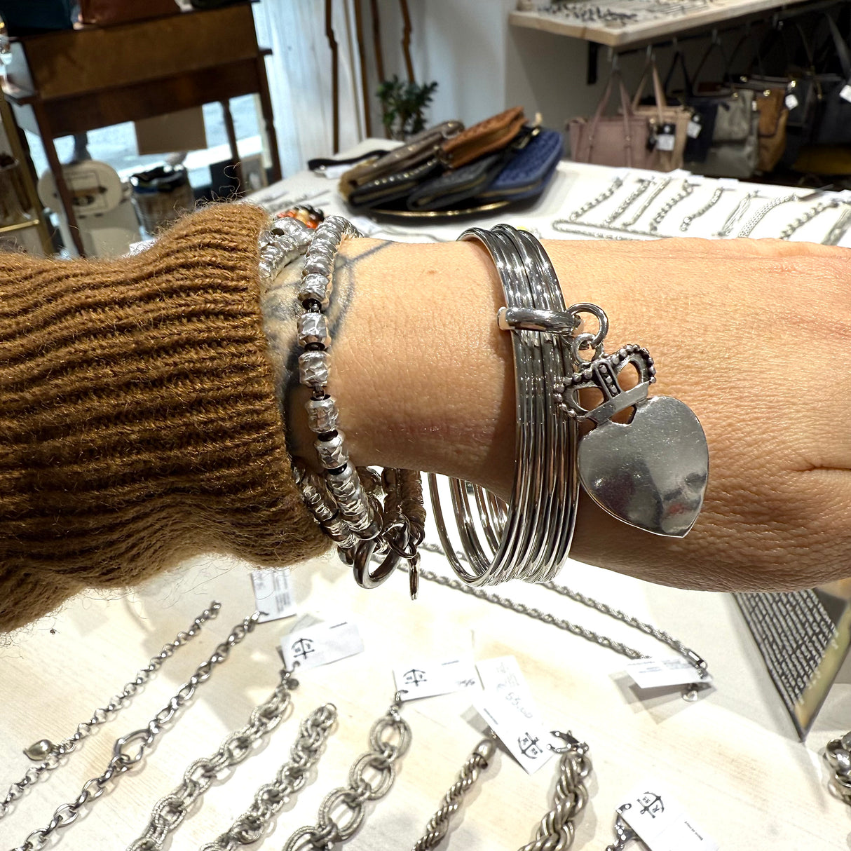 Bracciale rigido 6 fili con Cuore Sacro