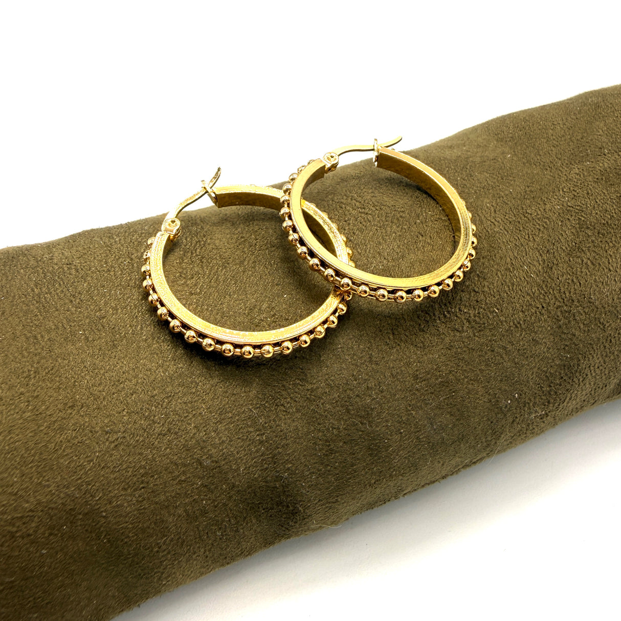 Orecchini cerchio dorati con borchie