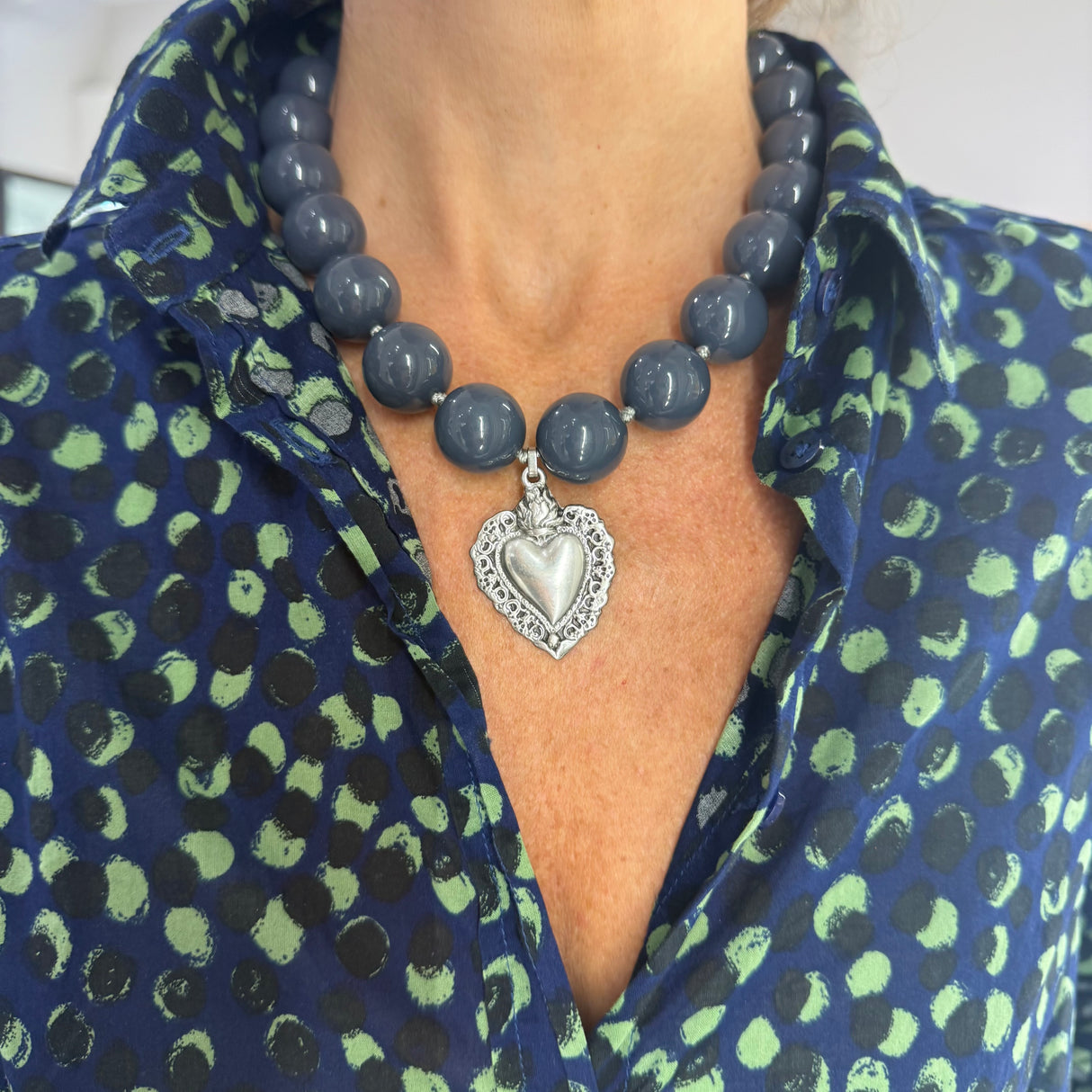 Collana Resina Grigio fumè e Cuore Sacro