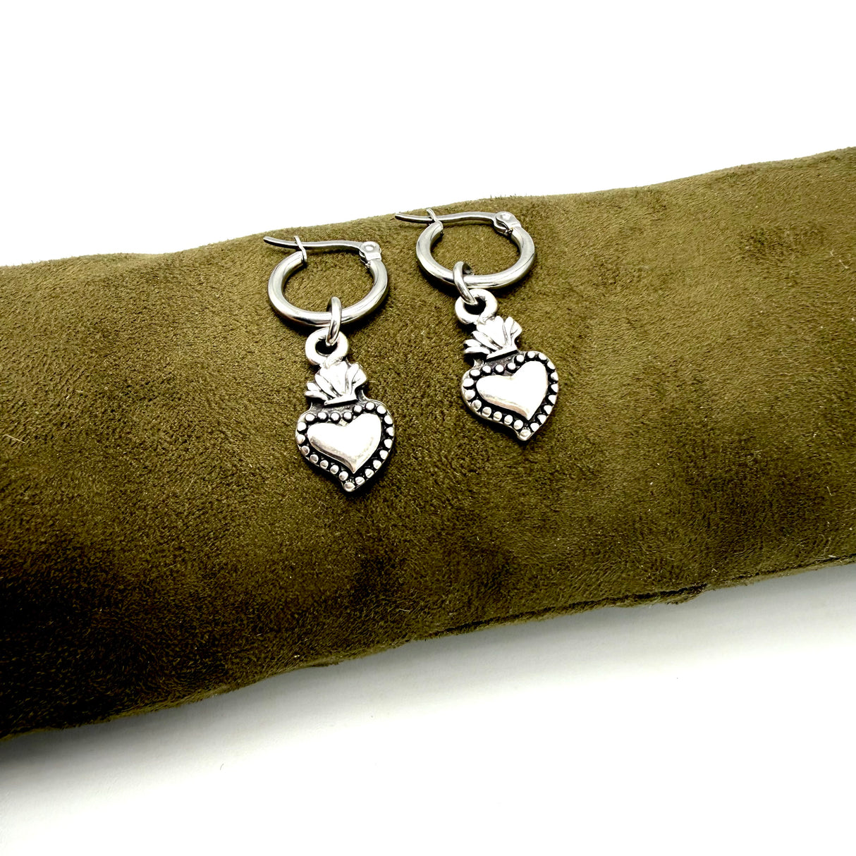 Orecchini Cerchio con Cuore sacro mini