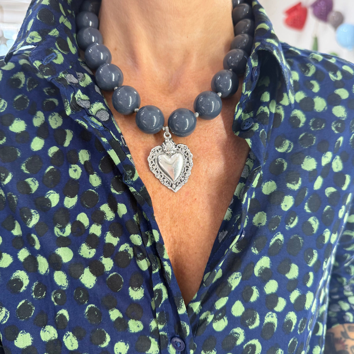 Collana Resina Grigio fumè e Cuore Sacro