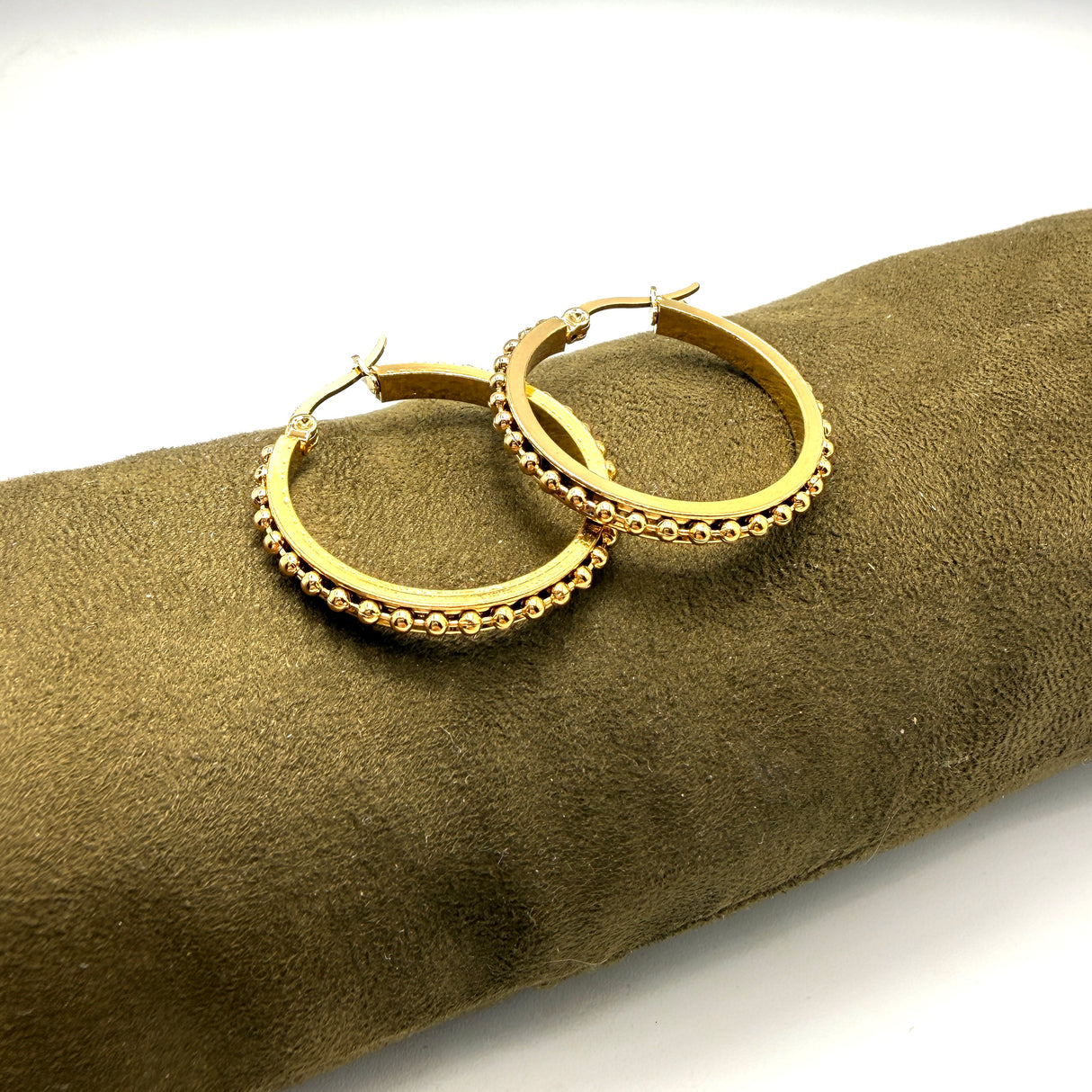 Orecchini cerchio dorati con borchie