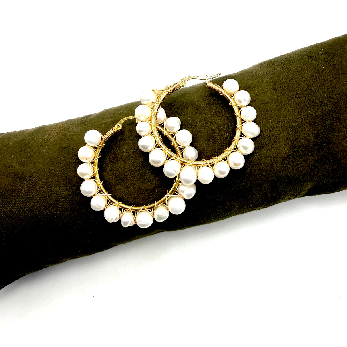 Orecchini Cerchi dorati con perle