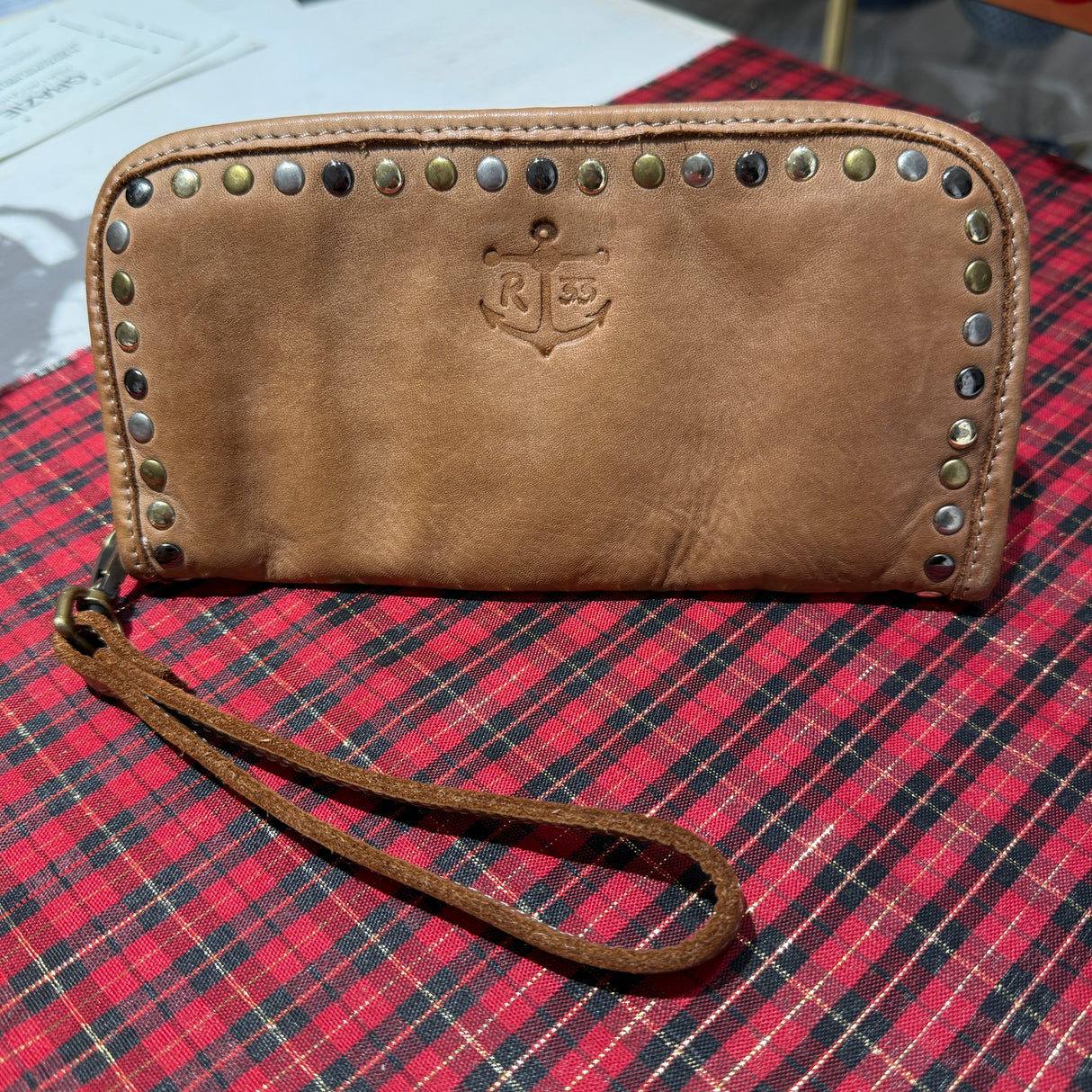 Portafoglio pelle e borchie Cuoio