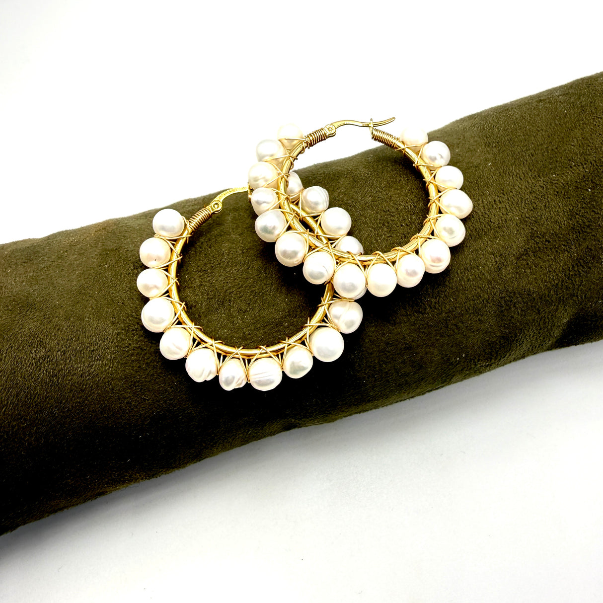 Orecchini Cerchi dorati con perle