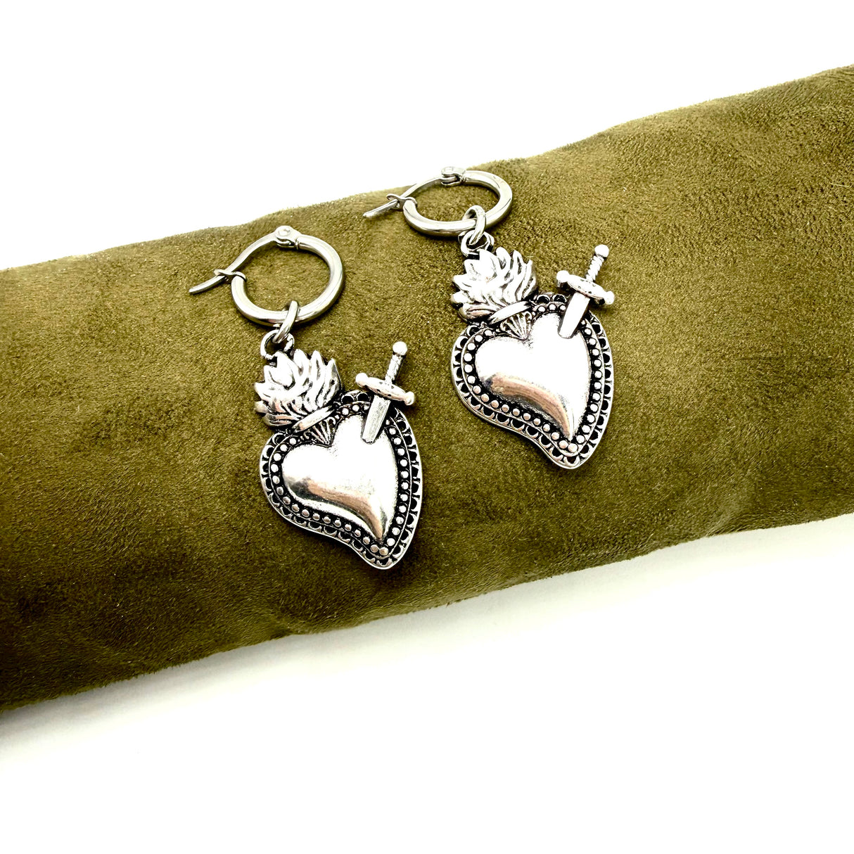Orecchini Cerchio Cuore Sacro Pugnale