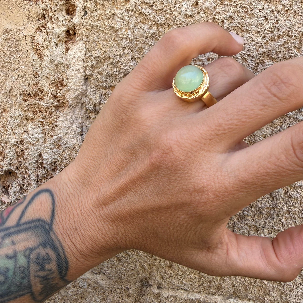Anello rotondo Etrusco Cabochon Ottone e Giada verde