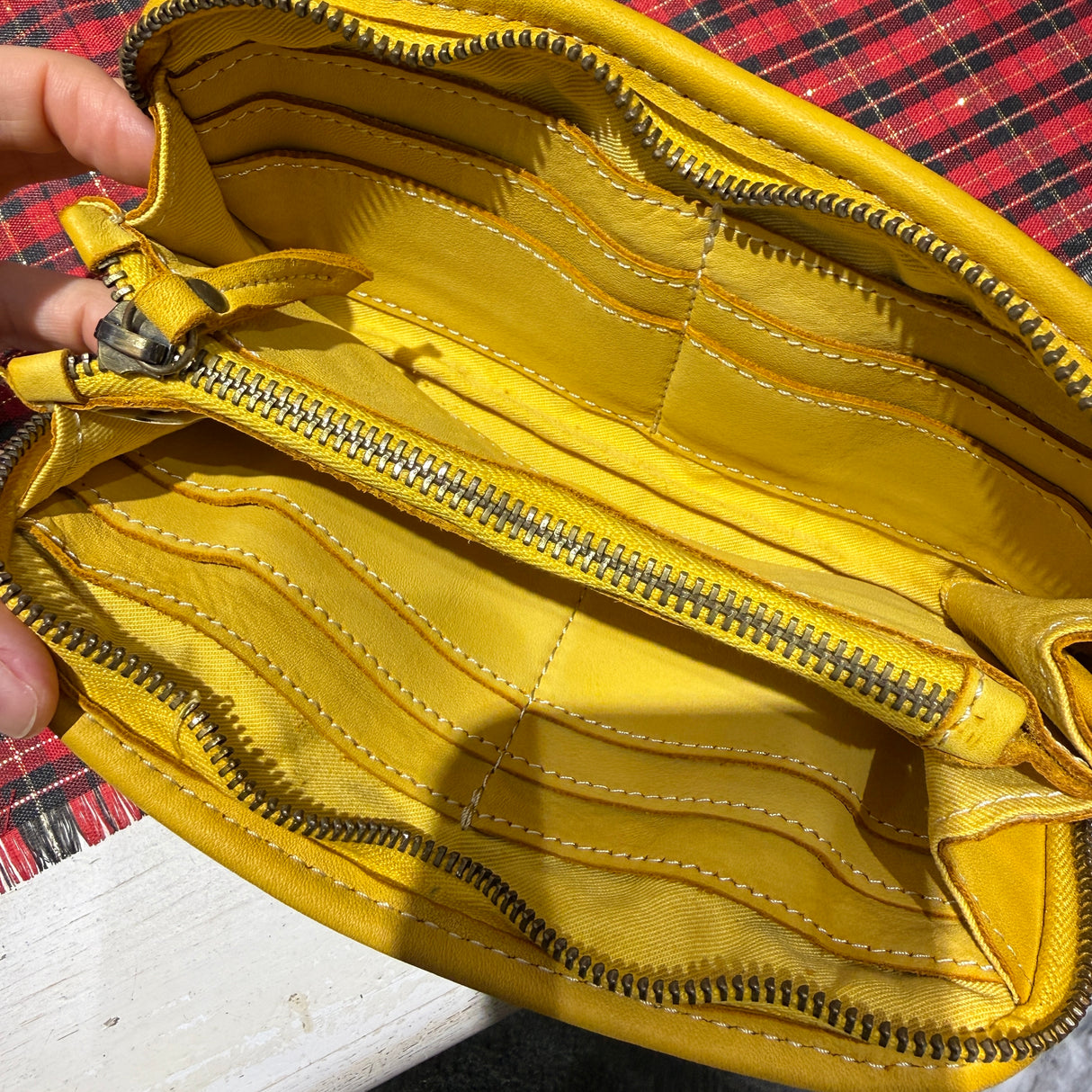 Portafoglio pelle e borchie Senape