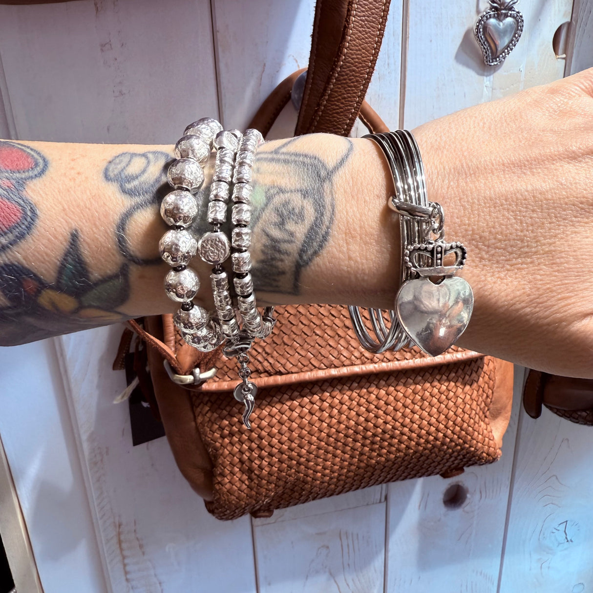 Bracciale rigido 6 fili con Cuore Sacro