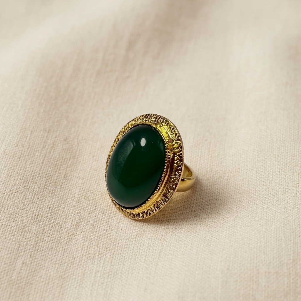 Anello ovale verde su lino beige, foto 4