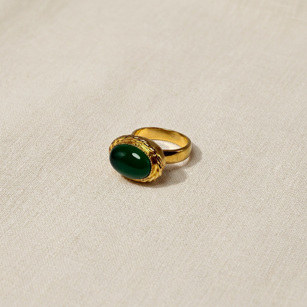 Anello verde su lino beige, foto 6