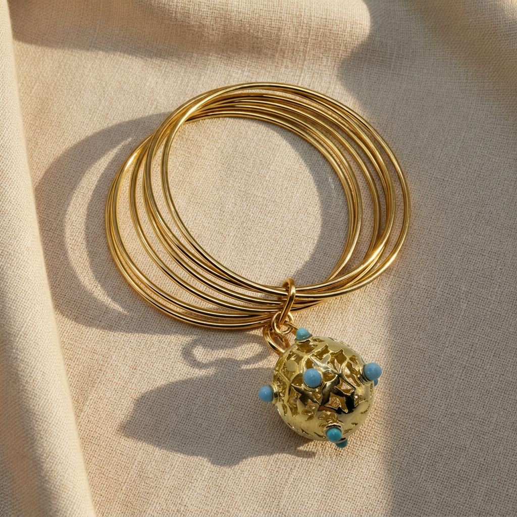 Bracciale dorato con pietre azzurre su lino beige, seconda foto