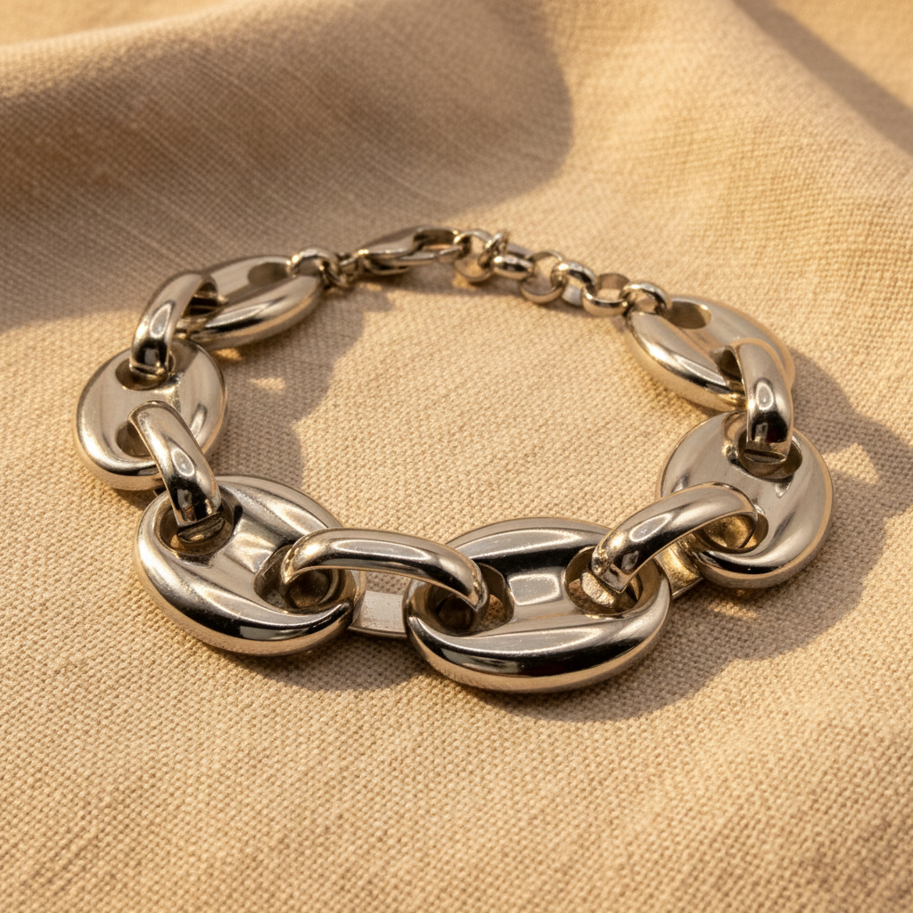Bracciale originale su sfondo beige caldo