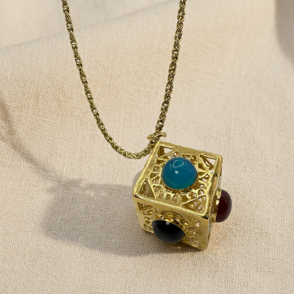 Collana con cubo su lino beige, prima foto