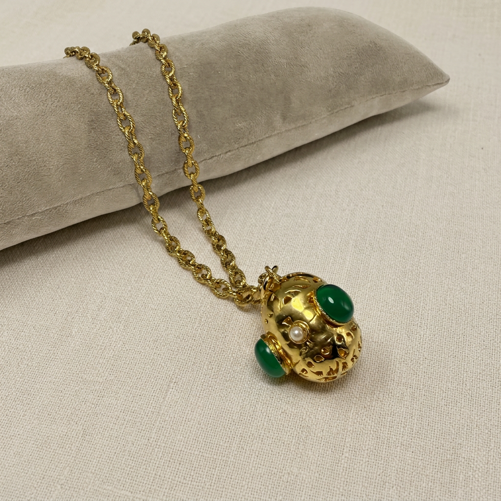 Collana con cuscino chiaro su lino, prima foto
