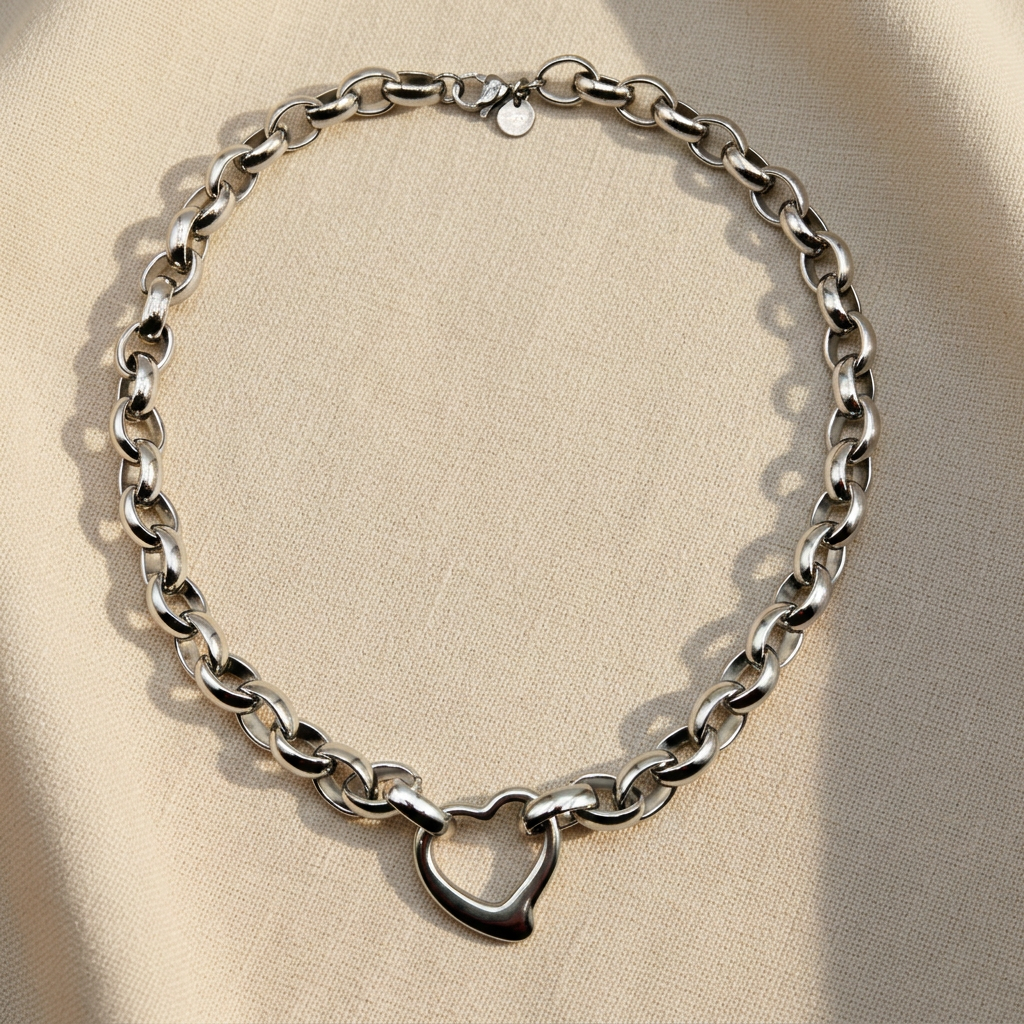 Collana Cuore Acciaio Inossidabile su lino beige