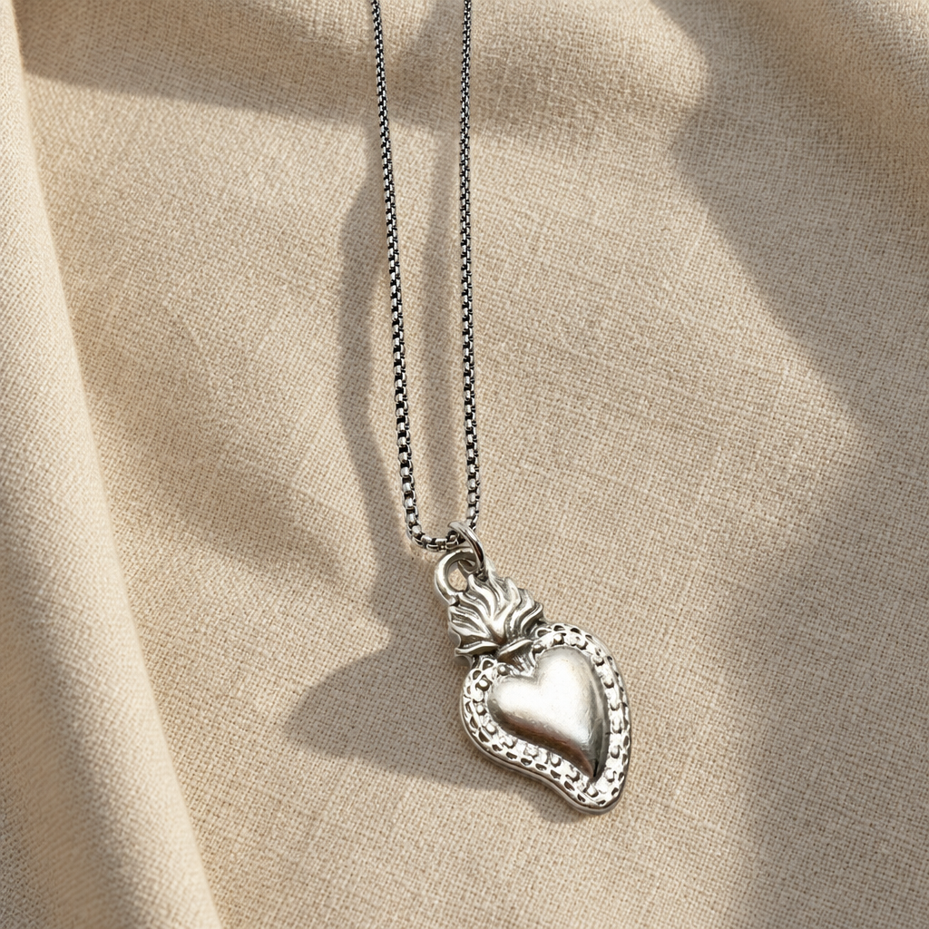 Collana Cuore Sacro Classico Small su lino beige