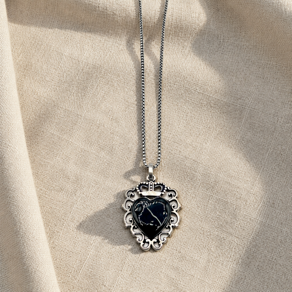 Collana Cuore Sacro Corona Black su lino beige