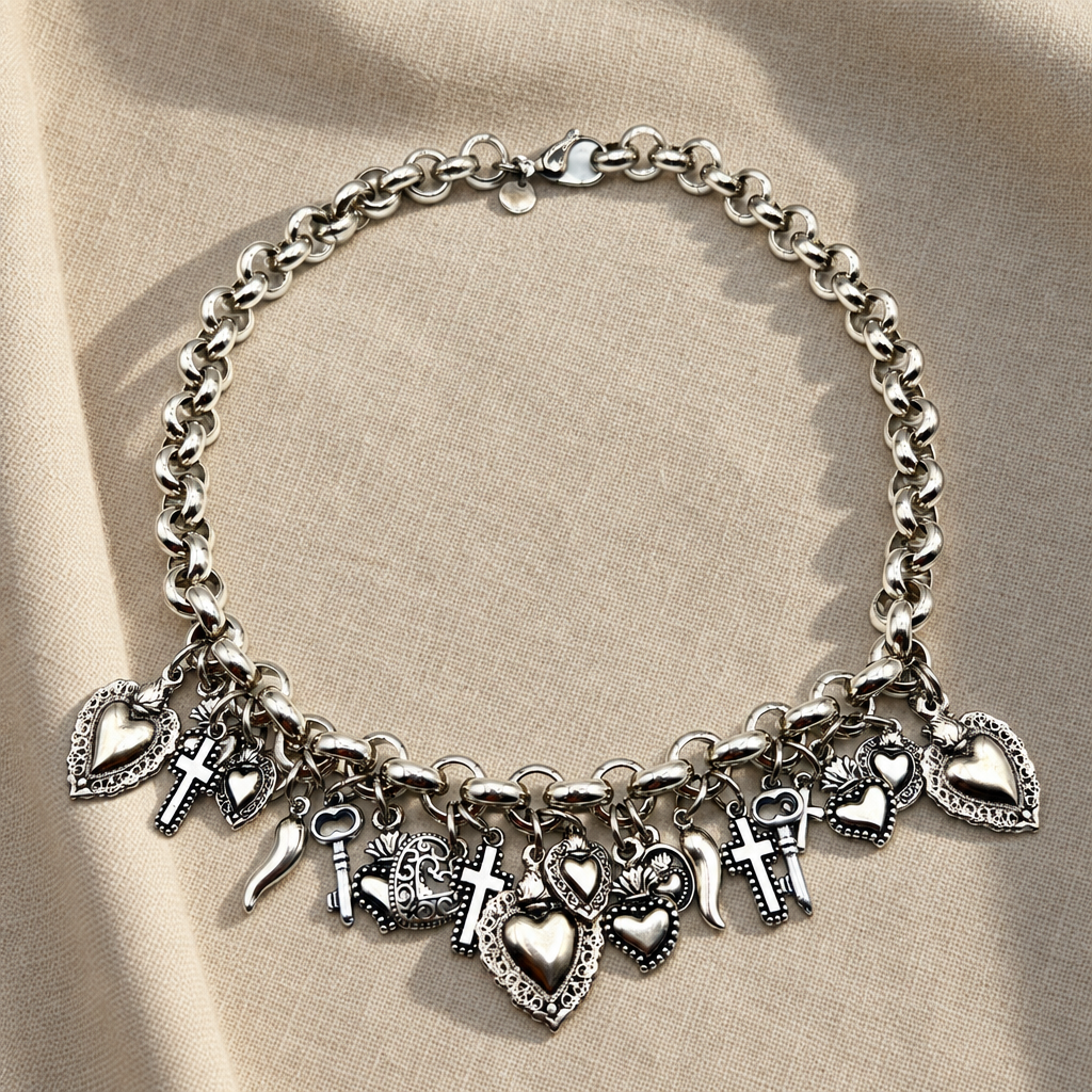 Collana Lucky Cuore Sacro su lino beige
