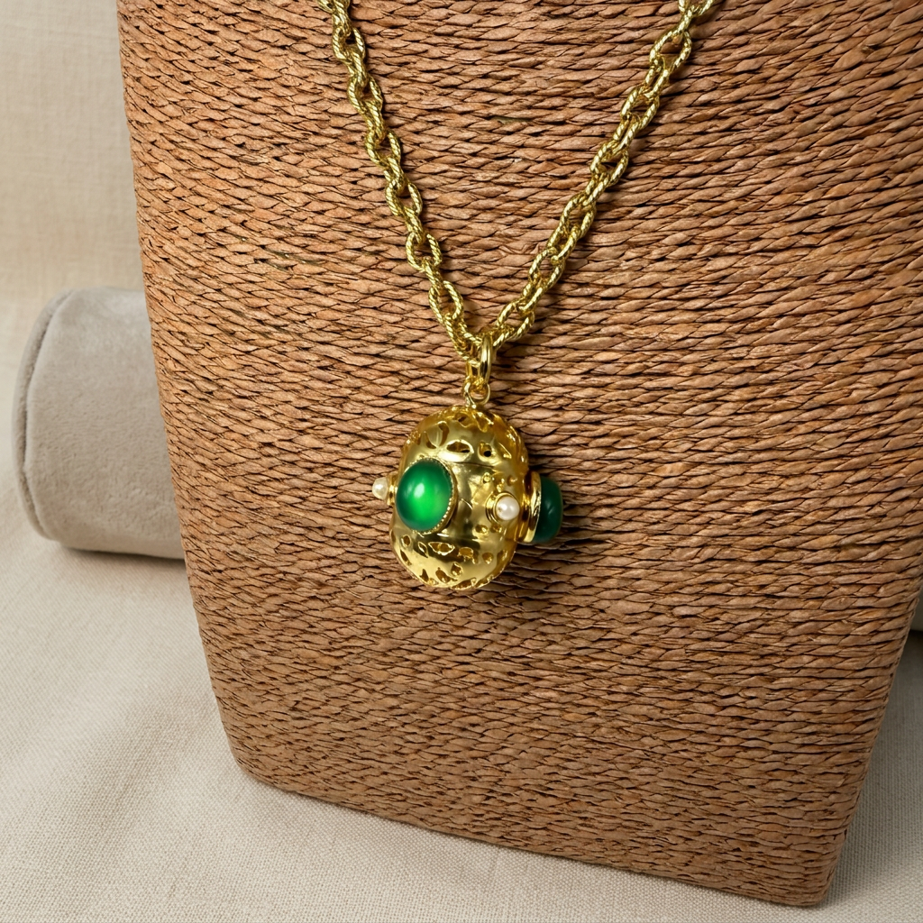 Collana sul busto con sfondo lino, terza foto