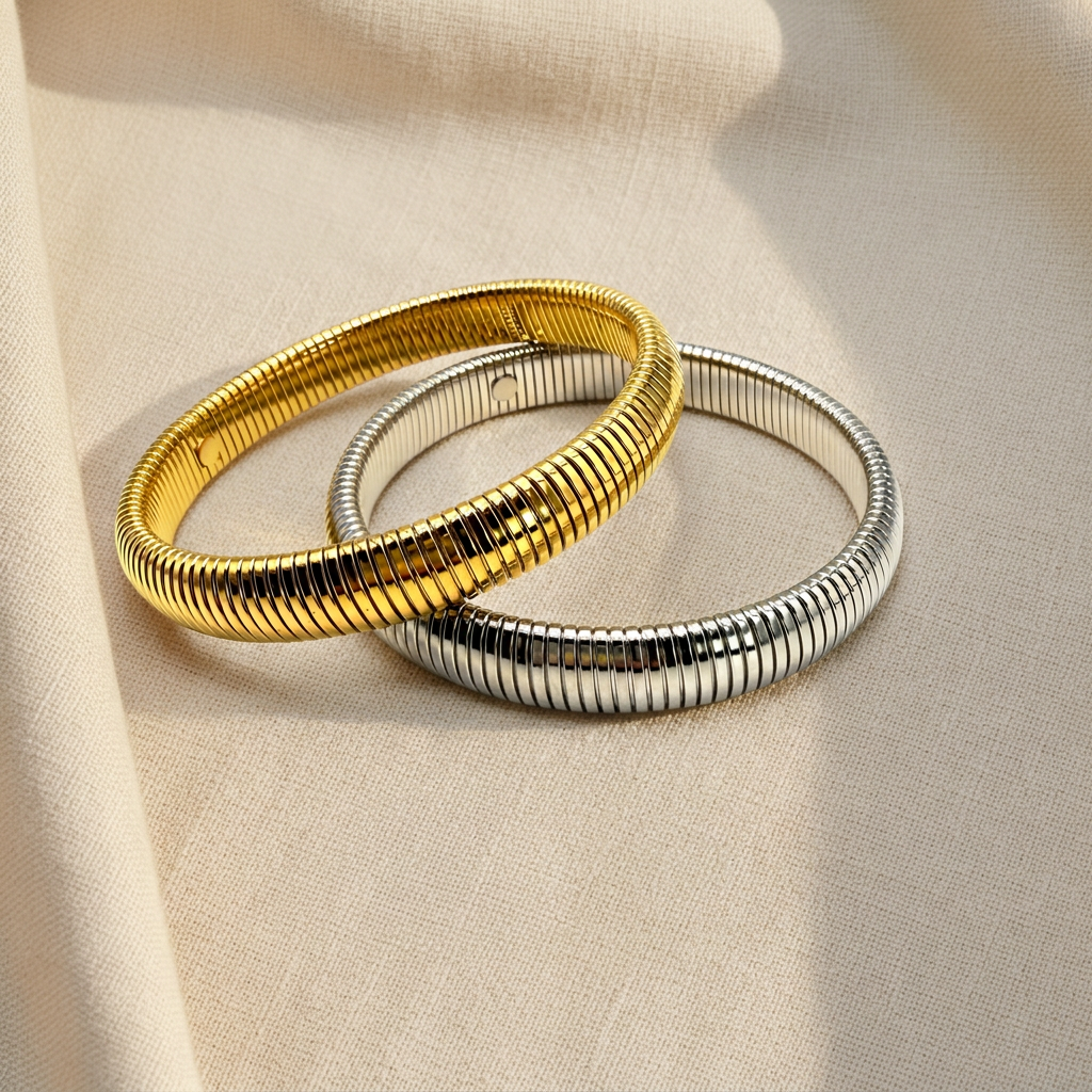 Coppia Bracciali Tubogas Silver e Dorato 1 cm su lino beige