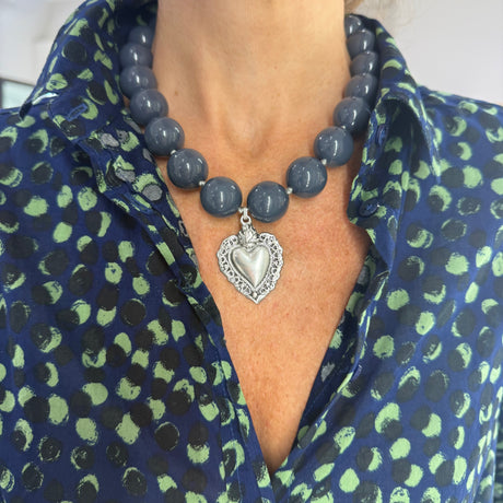 Collana Resina Grigio fumè e Cuore Sacro