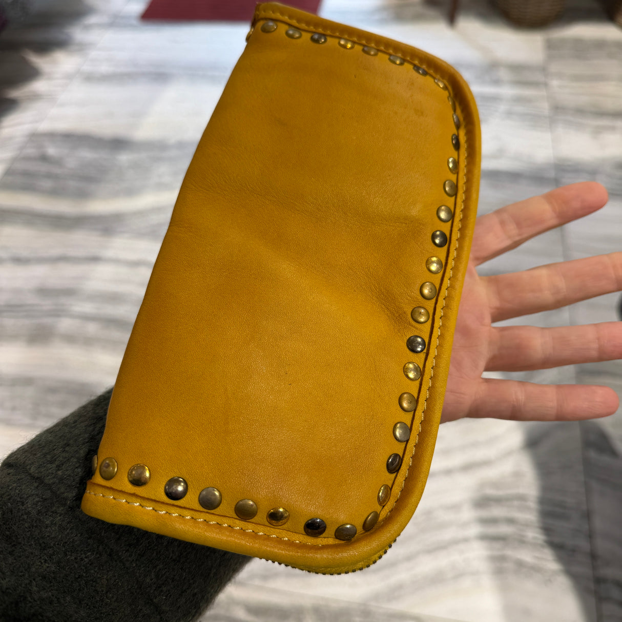 Portafoglio pelle e borchie Senape