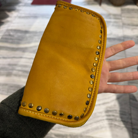 Portafoglio pelle e borchie Senape