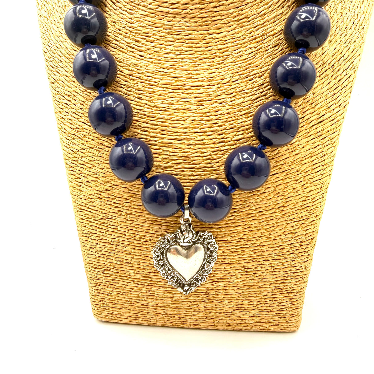 Collana Resina Blu scuro e Cuore Sacro