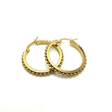 Orecchini cerchio dorati con borchie