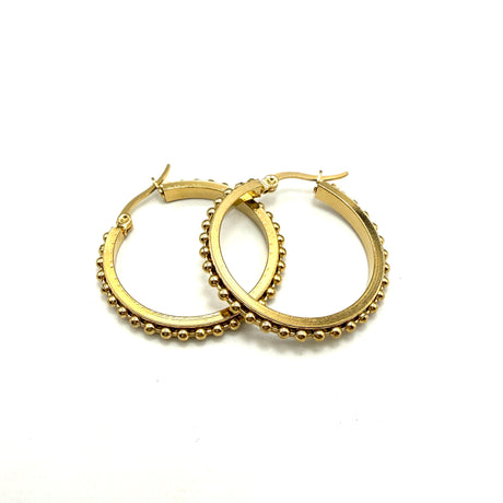 Orecchini cerchio dorati con borchie