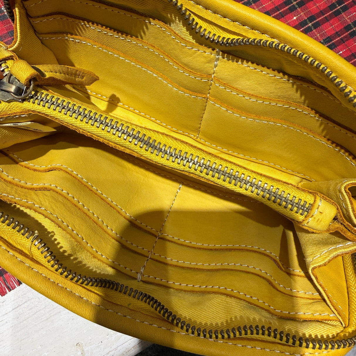 Portafoglio pelle e borchie Senape