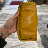 Portafoglio pelle e borchie Senape