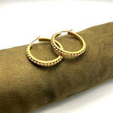 Orecchini cerchio dorati con borchie
