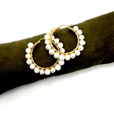 Orecchini Cerchi dorati con perle