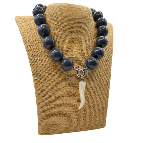 Collana Resina Grigio Fumo e Corno Madreperla