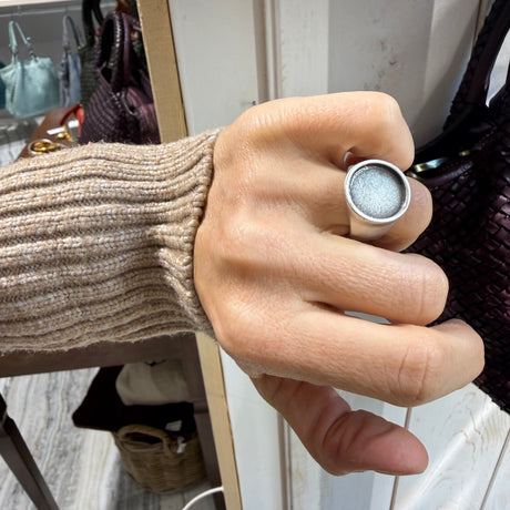Anello a Fascia in Argento 925 con Pietra Azzurra – Nimara – DiPersìde Anello a Fascia in Argento 925 con Pietra Azzurra – Nimara – DiPersìde