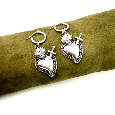 Orecchini Cerchio Cuore Sacro Pugnale