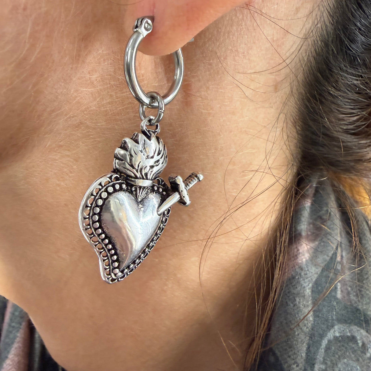 Orecchini Cerchio Cuore Sacro Pugnale