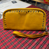 Portafoglio pelle e borchie Senape