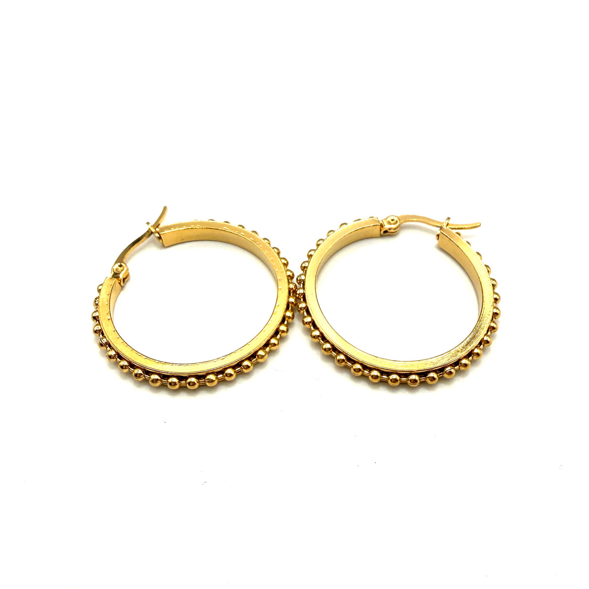 Orecchini cerchio dorati con borchie