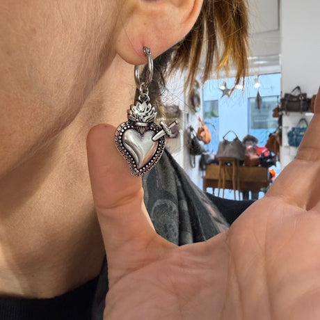 Orecchini Cerchio Cuore Sacro Pugnale