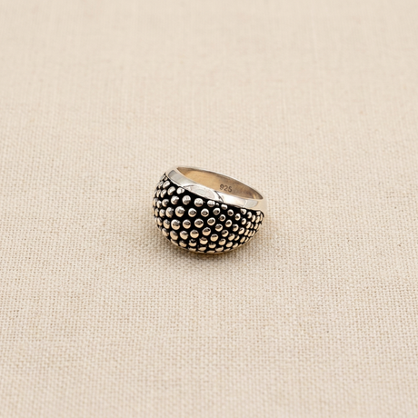 Anello bombato puntinato Argento925 su lino beige
