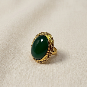 Anello ovale verde su lino beige, foto 1