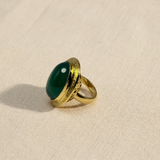 Anello ovale verde su lino beige, foto 2