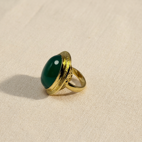 Anello ovale verde su lino beige, foto 2