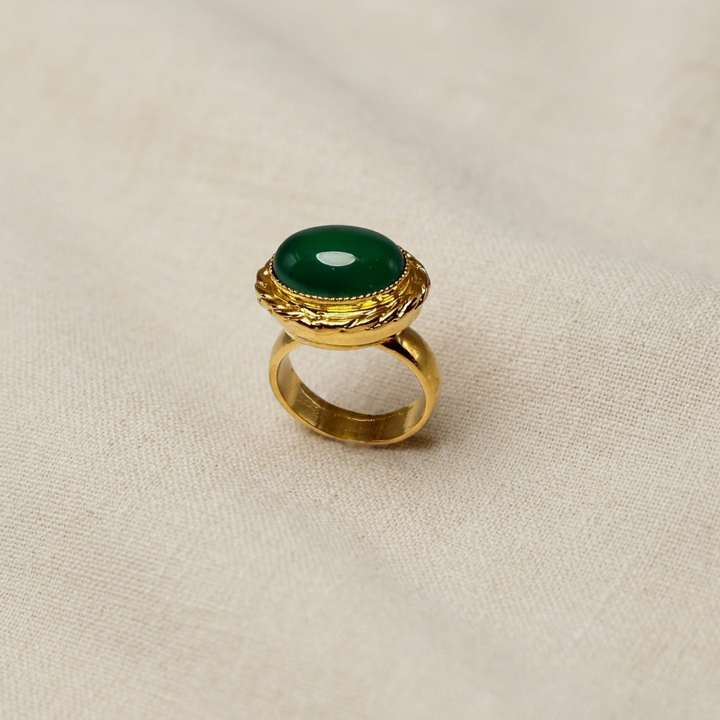 Anello verde su lino beige, foto 1
