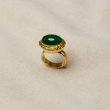 Anello verde su lino beige, foto 1