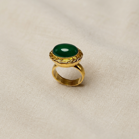 Anello verde su lino beige, foto 1