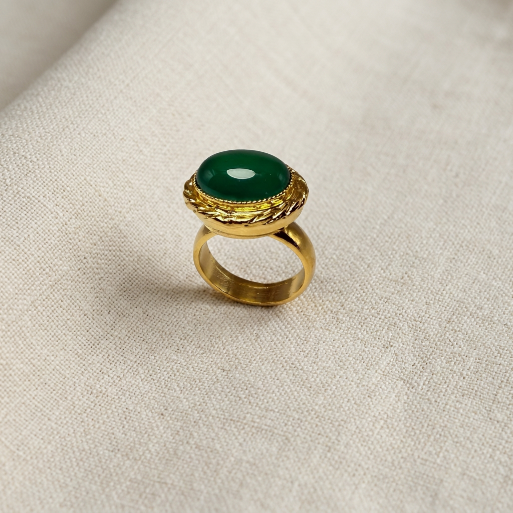 Anello verde su lino beige, foto 2
